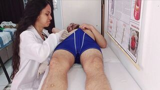 Nővér felizgul a beteg merev farkának látványától