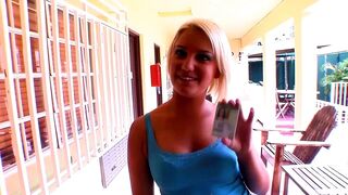 Mickenzie Moore világos szőke főiskolás csajként leszopja és lovagolja a vastag faszt
