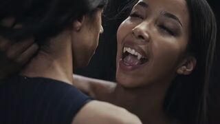Ebony Vampire Mistress Lia Lin elcsábít egy kolumbiai termetes cickós fiatal bigét a Vampired brutális domina játékában
