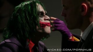 Tinédzser világos szőke Supergirl kedveli a vad szexet a Wicked csatornán Derrick Pierce és Johnny Sins társaságában
