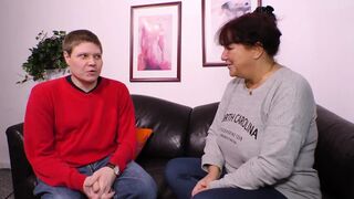Vörös hajú milf gigantikus mellekkel cumizza a rúdat és hagyja hogy keményen megdugják