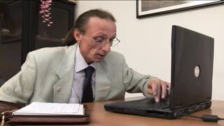 Kéjhölgy MILF titkárnő cidázza ki a mocskos főnökét
