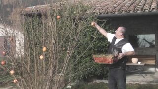 Vonzó világos szőke fiatal amatőr hátsó nyílásba reszelve és szájba lőve gigantikus farasszal