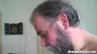 Fiatal vörös csajszika orálozza és lovagol a nagypapa rúdján