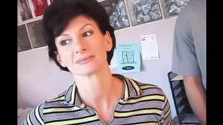 Sharon Mitchell feleségként cidázza és ánuszba veszi Mark Wood farkát retro stílusban