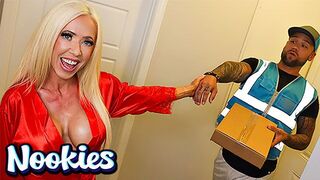 Mandy Monroe különleges kolbász kiszállítása és forró kupakolása a Nookies csatornán
