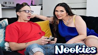 Nookies - Érett Mostohaanya Josephine James Vonzó Sztriptízzel Fizeti a Lakbért a Mostohafiának