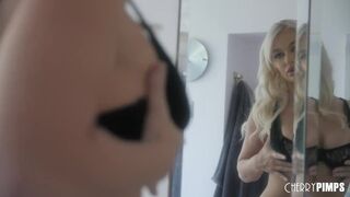 Gigantikus Cickós Világos Szőke Milf Mélytorok Akcióban a Cherry Pimps Csatornán